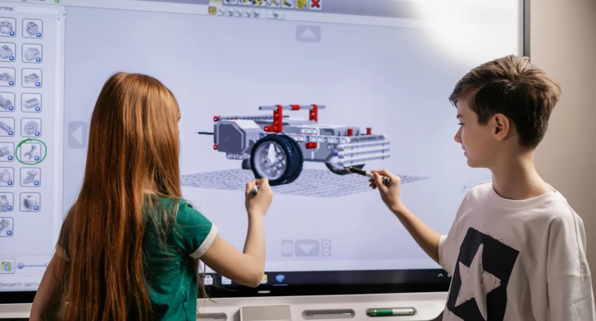 Projektory, wideokonferencje i Magiczny Dywan – Kompleksowe wyposażenie technologiczne dla szkół