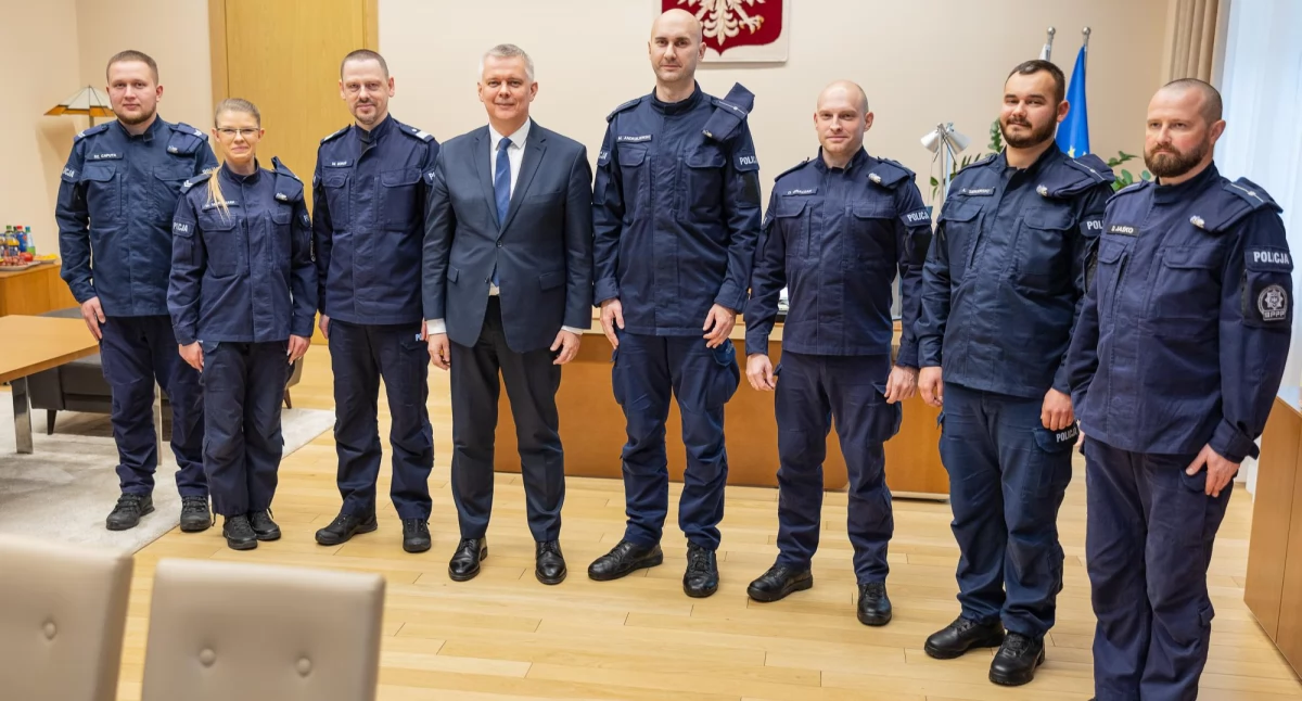 Policjanci uratowali życie rocznego chłopca