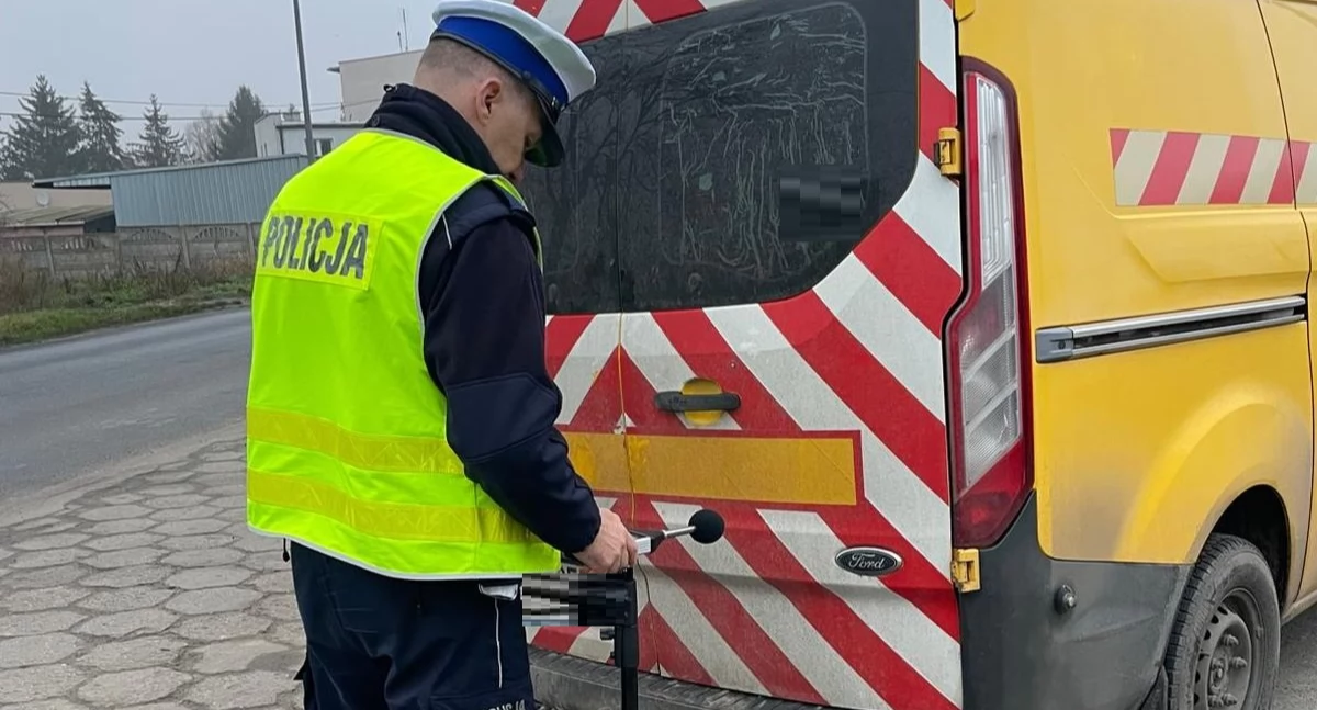 Policjanci na drodze z sonometrem