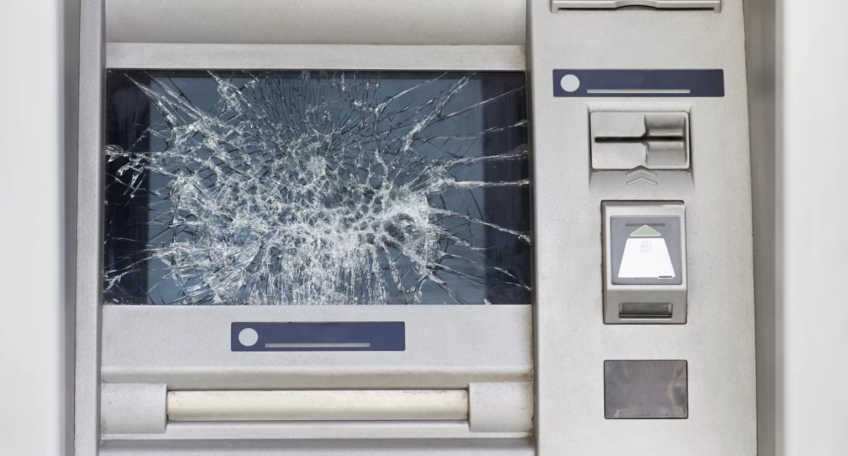 Policjanci działają w sprawie włamania do bankomatu
