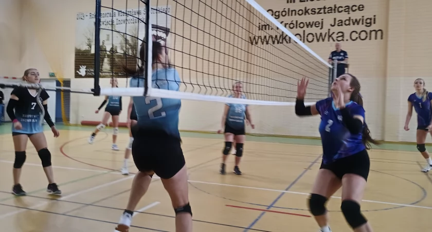 Dziewczęta rywalizowały pod siatką