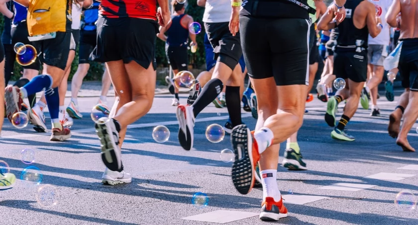 Jakie ćwiczenia i praktyki na siłowni pomogą przygotować się do maratonu?