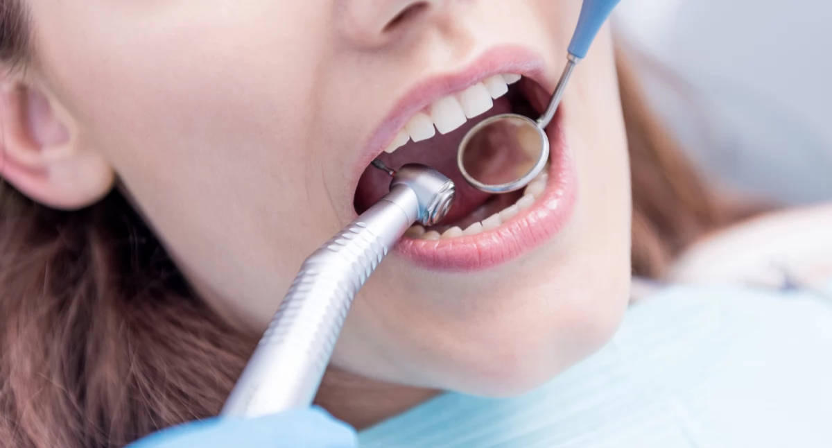 Międzynarodowy Dzień Dentysty: Dlaczego warto docenić specjalistów od zdrowia jamy ustnej?