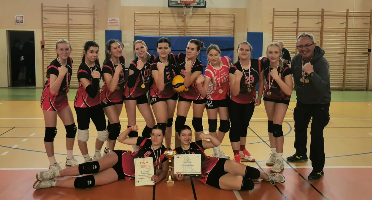 Konopnicka triumfuje w finale powiatowego turnieju siatkarek