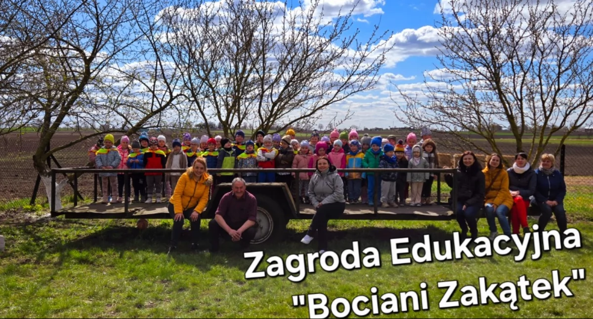 Przedszkolaki w zagrodzie edukacyjnej