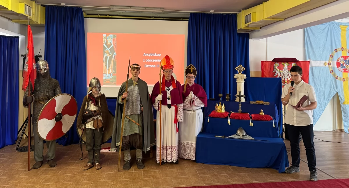 Koronacja Bolesława Chrobrego w SP nr 5 w Inowrocławiu