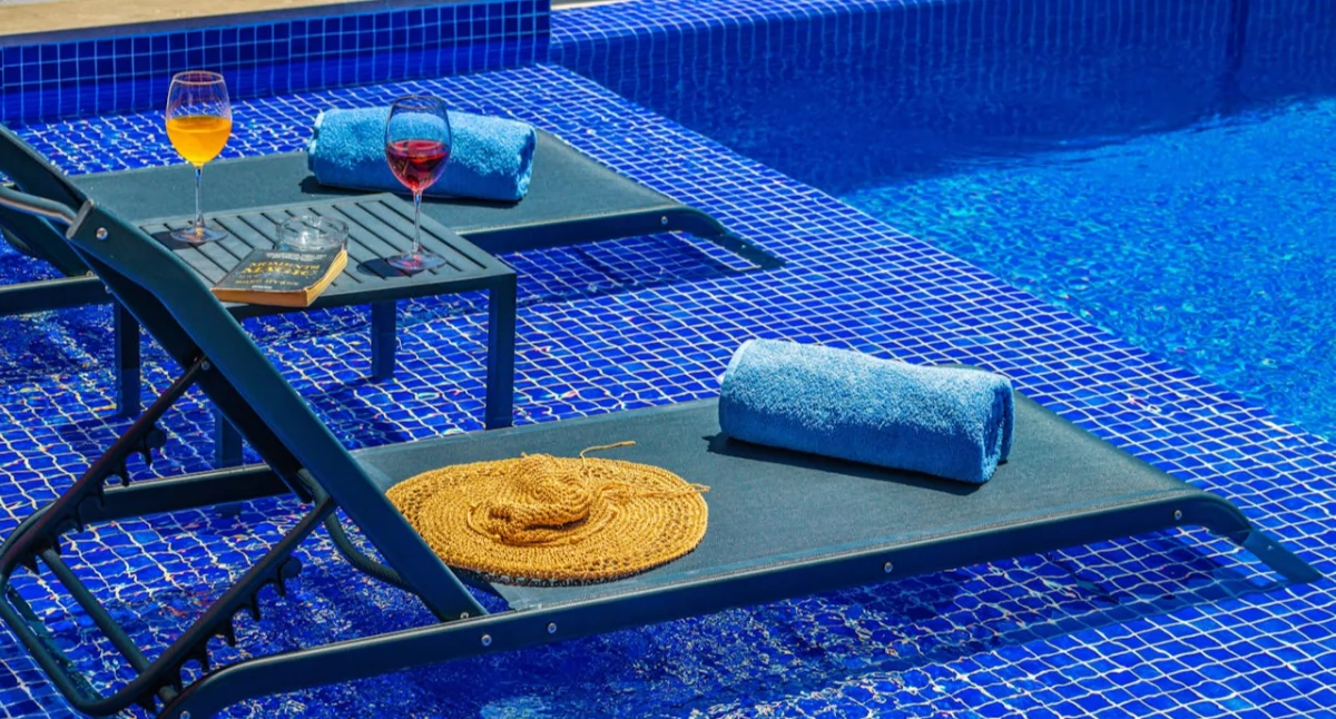 Leżaki basenowe do hotelu SPA - jakie wybrać?