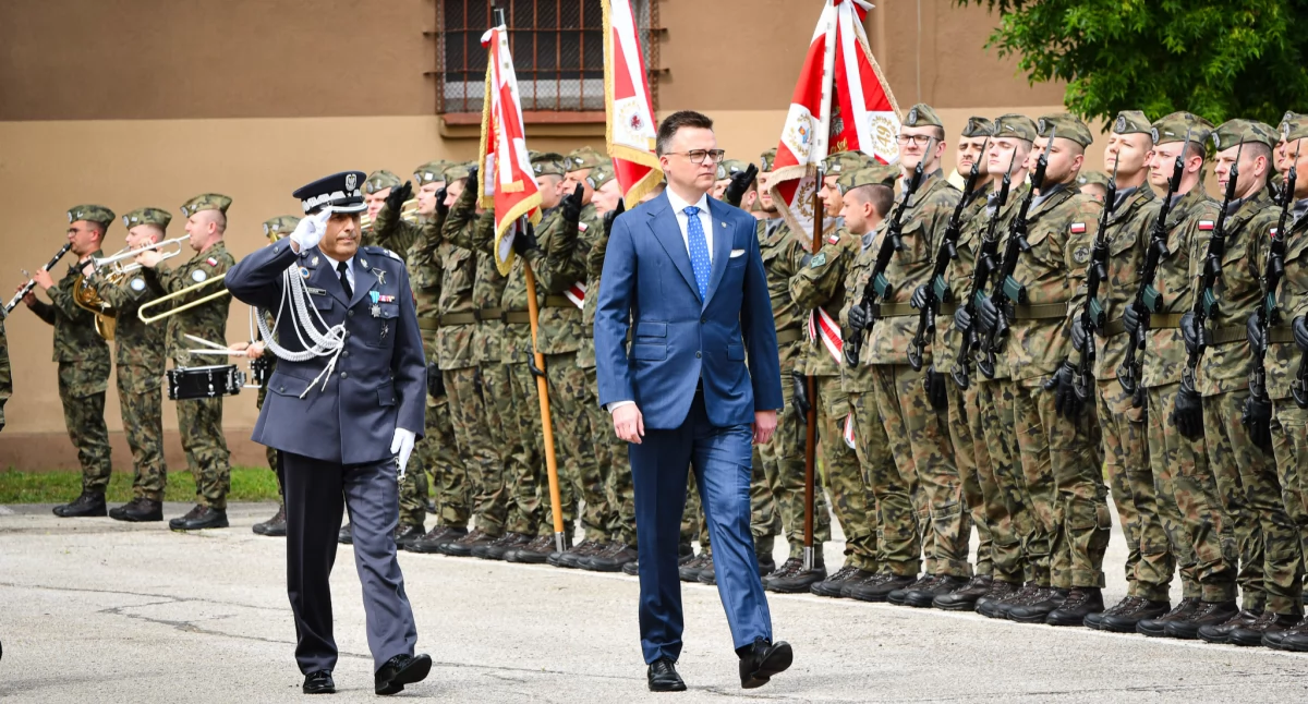 Uroczysty apel w 1. Brygadzie Lotnictwa Wojsk Lądowych z okazji święta jednostki