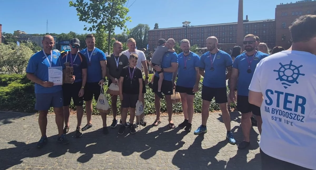 Policjanci z Inowrocławia na podium w wyścigu smoczych łodzi