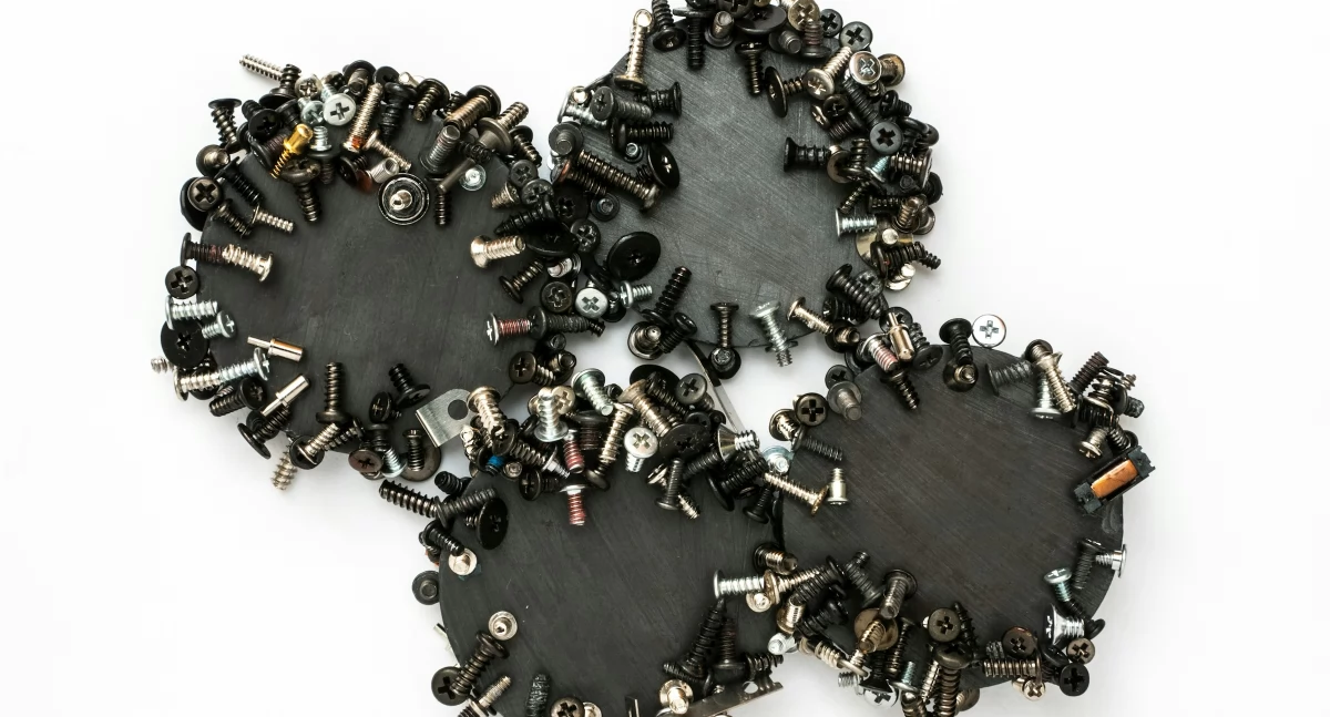Magnesy neodymowe i uchwyty magnetyczne – mocne wsparcie dla przemysłu i codziennych zastosowań