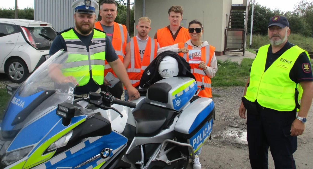 Akcja Bezpieczny Piątek na przejeździe kolejowym w Inowrocławiu