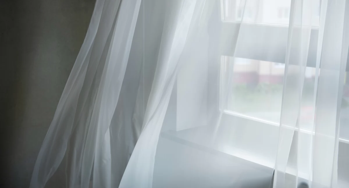 Firany woalowe – elegancja i subtelność w nowoczesnym wnętrzu