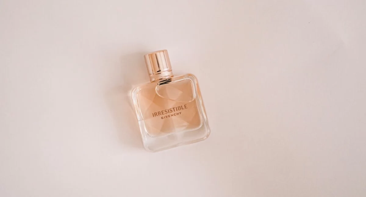 Perfumy kobiece, ale z charakterem – jak pachnie nowoczesna elegancja?