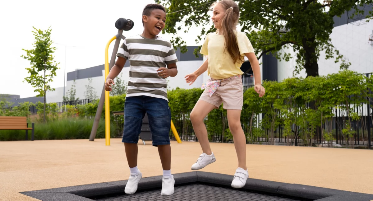 Trampoliny ziemne w kompleksach sportowych – jakie przynoszą korzyści?