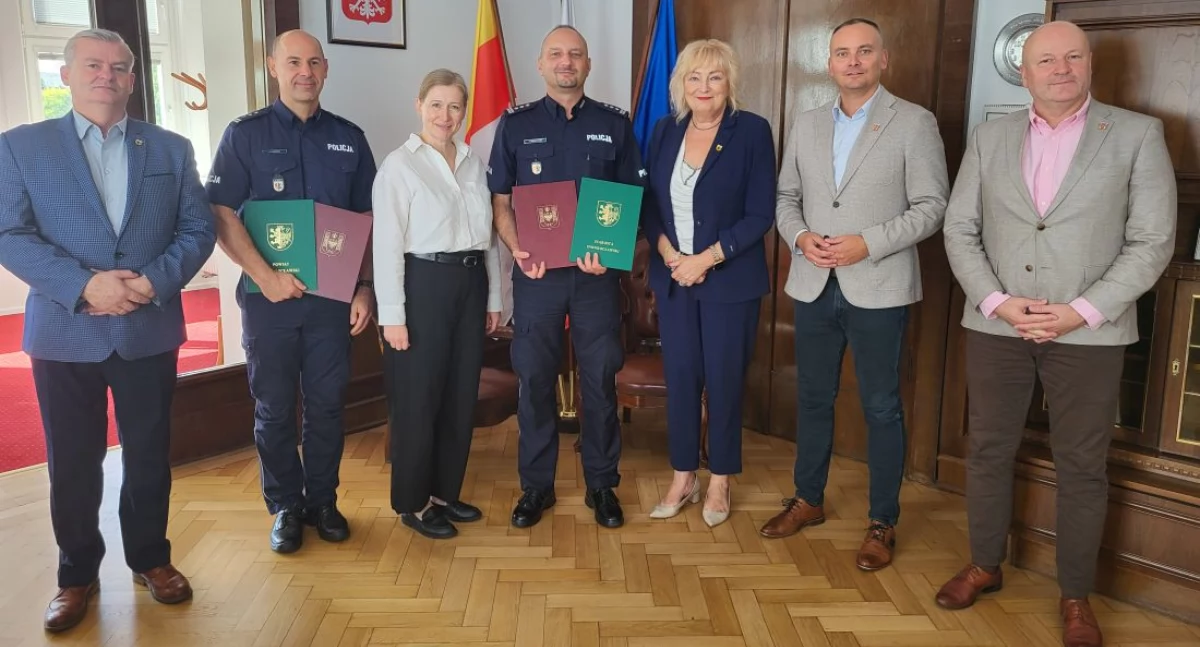 Nowy radiowóz dla inowrocławskiej Policji dzięki współpracy samorządowej