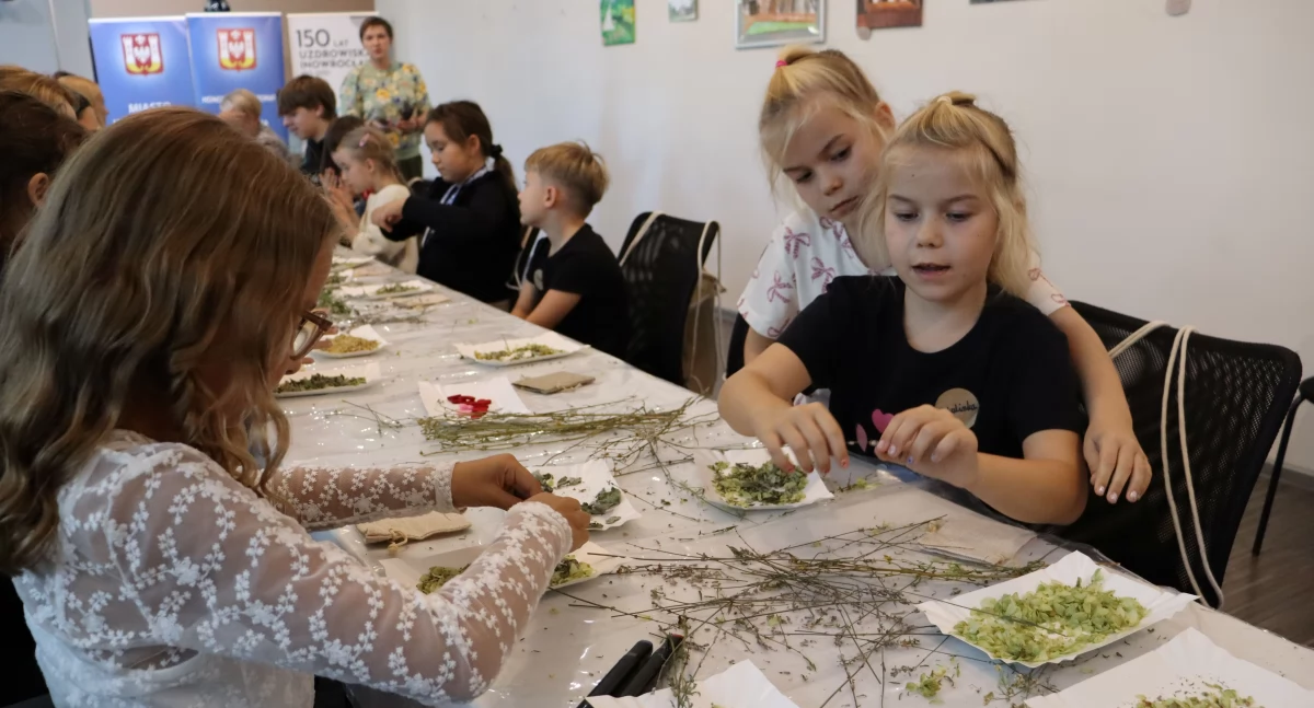 Pachnąca Magia Kujaw! Dzieci tworzyły ziołowe amulety w Bibliotece