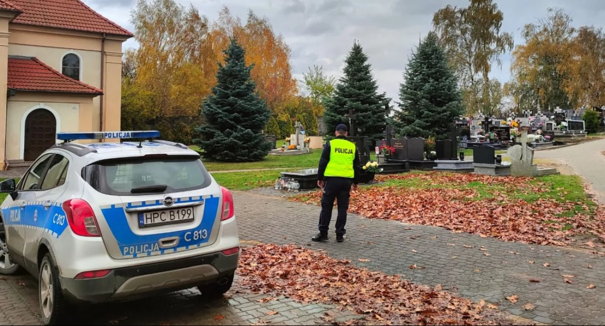 Policjanci czuwają nad bezpieczeństwem w rejonie cmentarzy