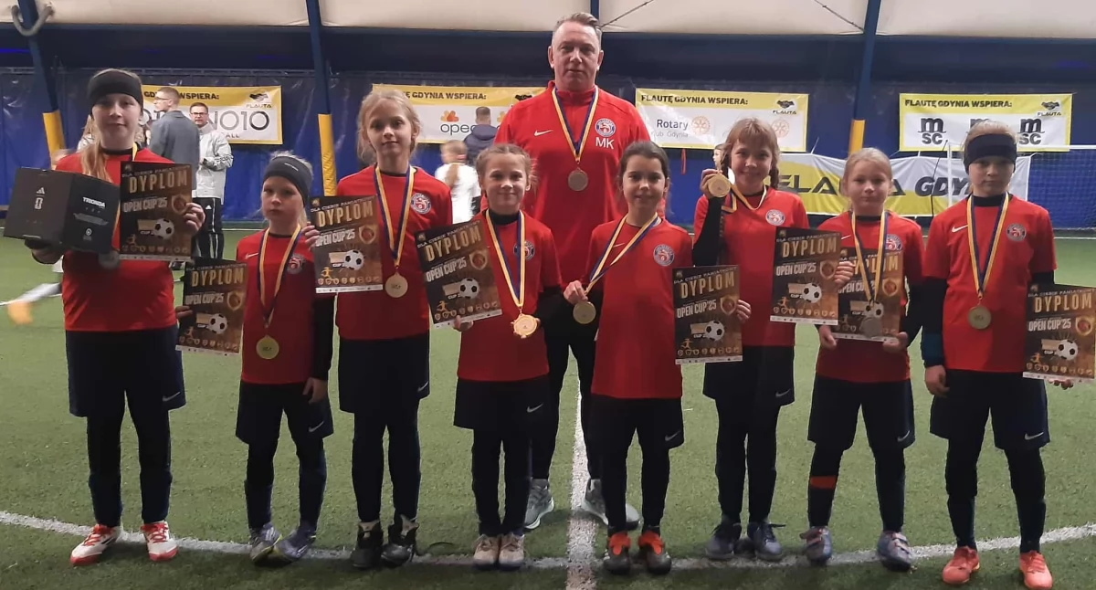 Piłkarki UKS Szóstka Inowrocław na podium w Gdyni