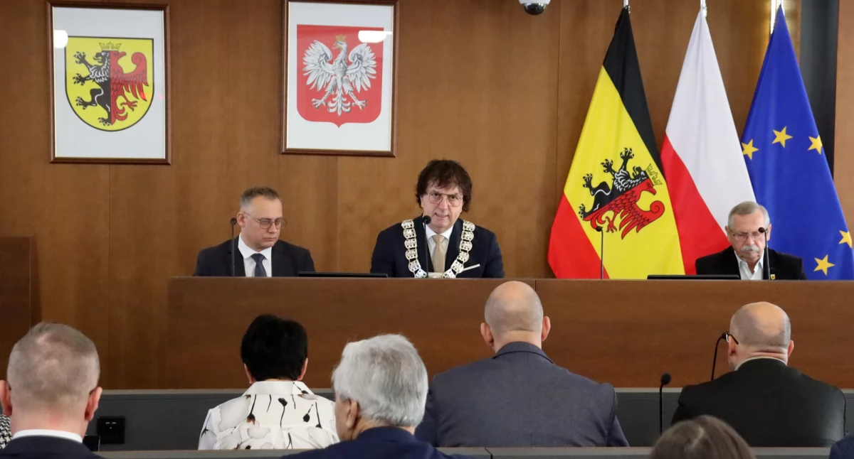 XX Sesja Rady Powiatu Inowrocławskiego: Inwestycje, Transport i Pamięć Bohaterów
