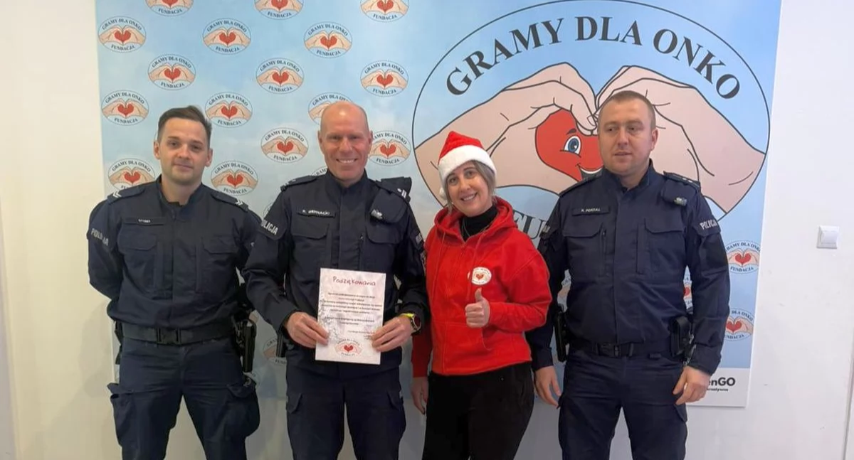 Pakoscy policjanci z gestem pomocy dla Fundacji Gramy dla Onko