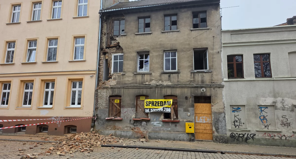 Sypie się kamienica przy ul. Kościuszki