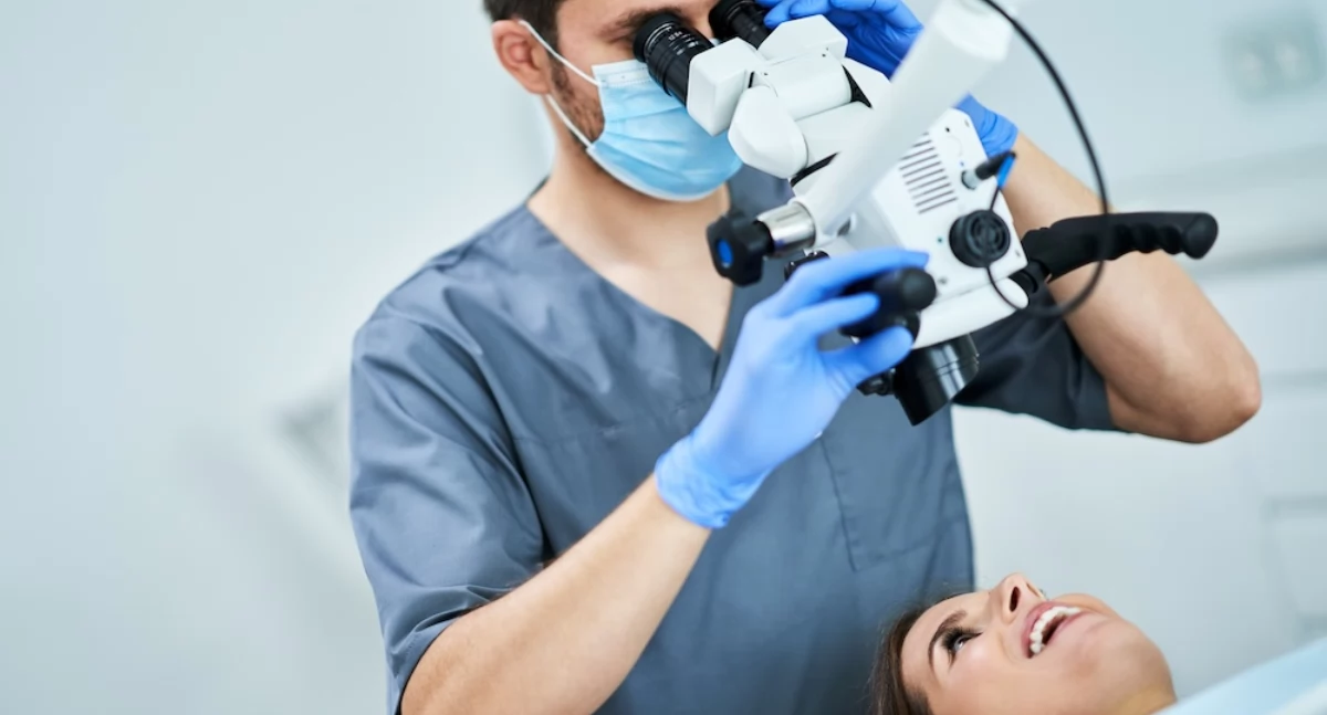 Leczenie kanałowe pod mikroskopem – dlaczego to złoty standard endodoncji?
