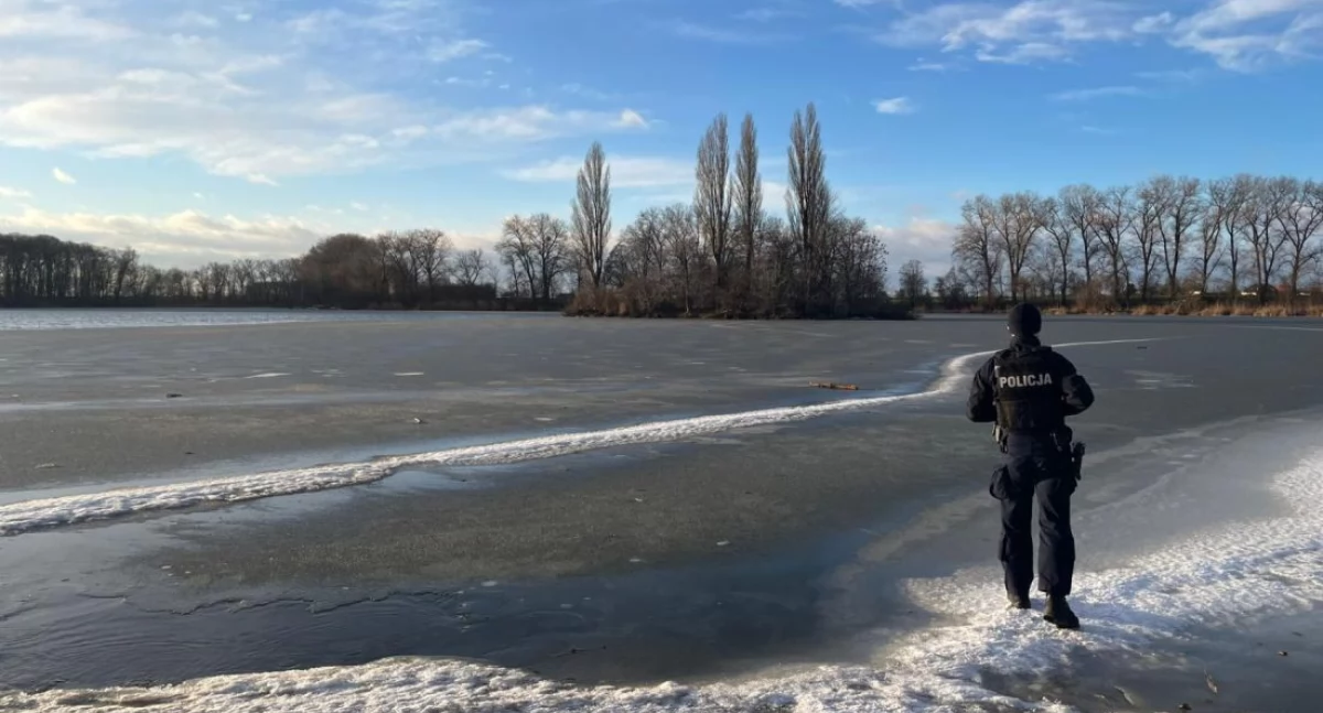 Ratownicy ostrzegają przed wchodzeniem na lód