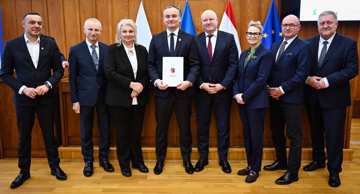 Miasto oraz szpital odebrali umowy na modernizację basenu i sprzętu