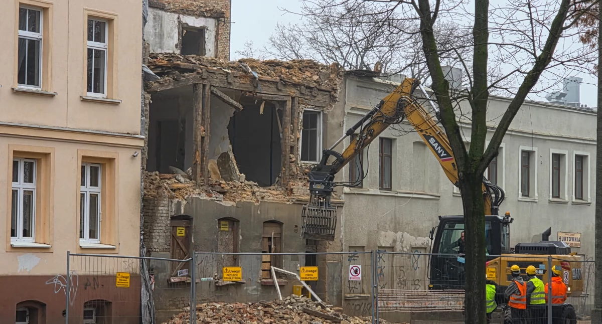 Trwa rozbiórka kamienicy w centrum