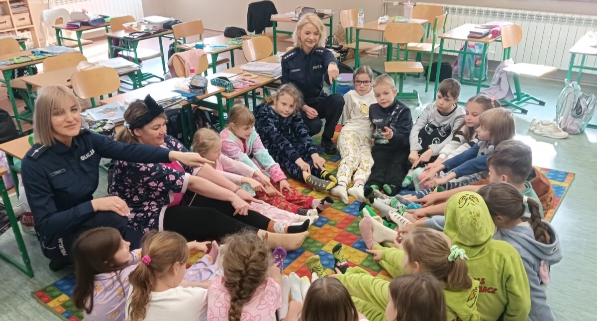 Kolorowa lekcja z policjantkami