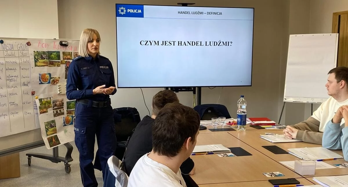  Policja uczy, jak nie stać się ofiarą handlu ludźmi