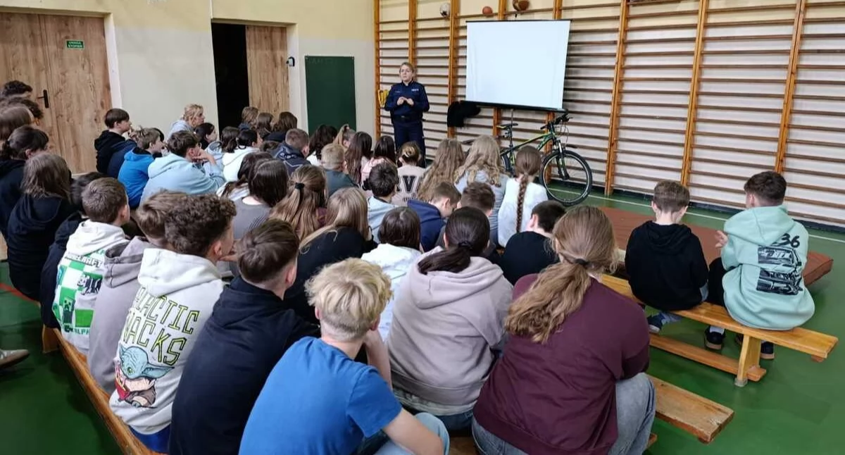 Jednośladem bezpiecznie do celu – spotkanie z uczniami w Kołodziejewie