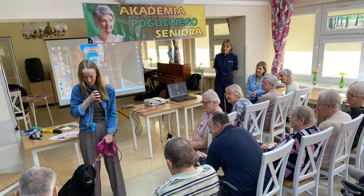 #ZnamTeNumery - młodzież uczy Seniorów