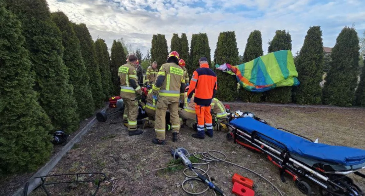 Wypadek motoparalotniarza w Inowrocławiu. 52-latek trafił do szpitala