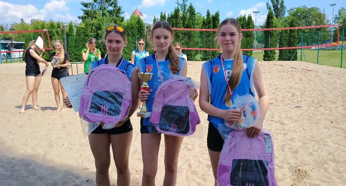 Dziewczęta z Czwórki królowymi plaży! Złoto i awans do finału wojewódzkiego