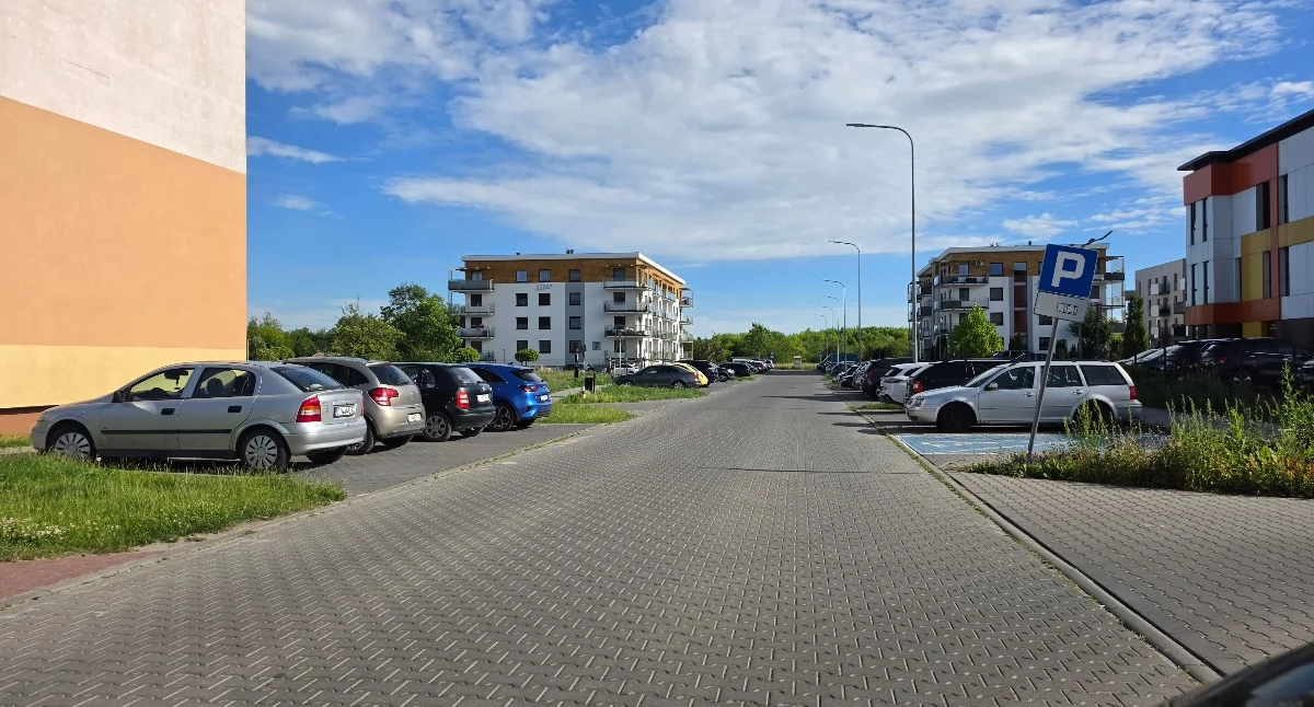 Strefa zamieszkania zamiast zebry? Radny proponuje nowe rozwiązanie przy przychodni Rodzina