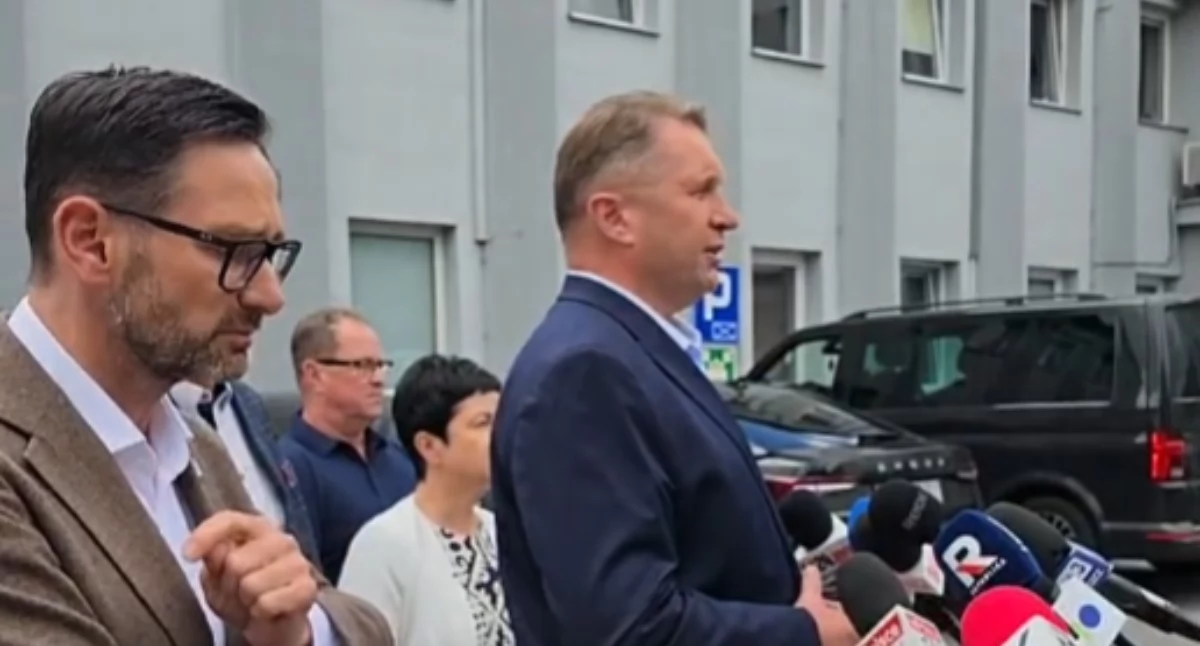 Politycy PiS przed siedzibą IKS Solino
