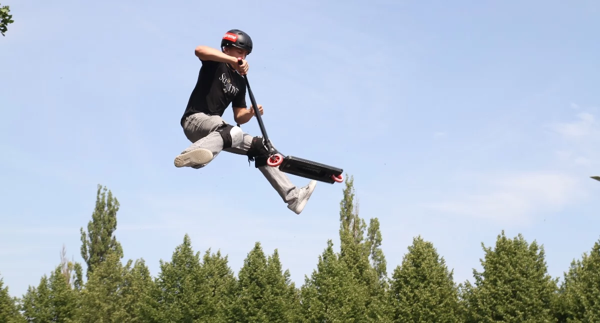 Hulajnogowe szaleństwo na inowrocławskim skateparku. Wpadła ekipa Scootive on tour!