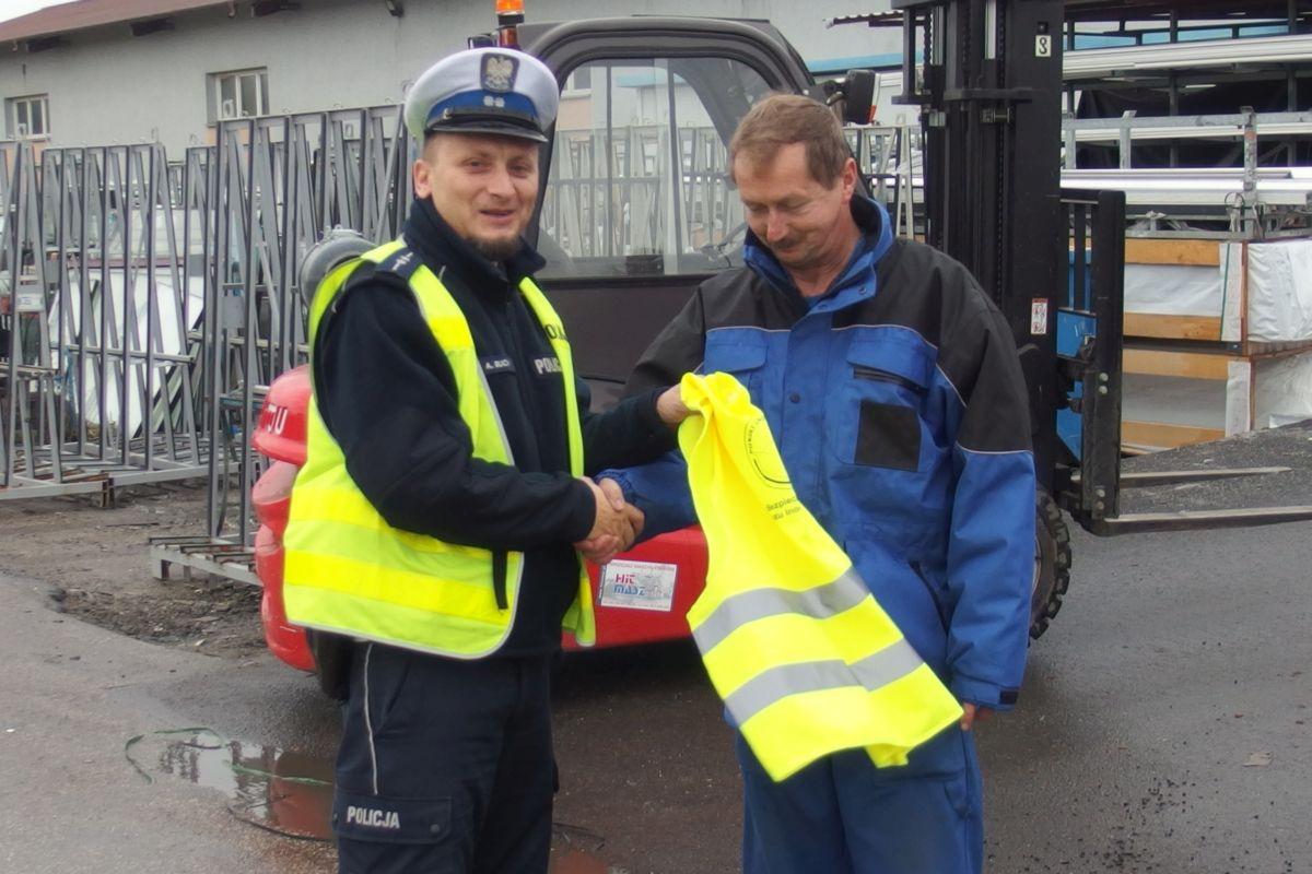 Policjanci wręczali mieszkańcom kamizelki odblaskowe