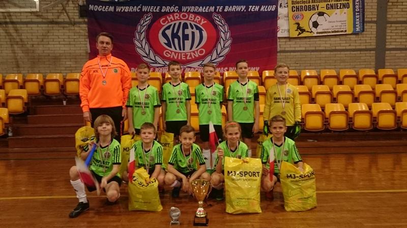 MAŁY PIŁKARZ zwycięża w turnieju Niepodległościowym w Gnieźnie