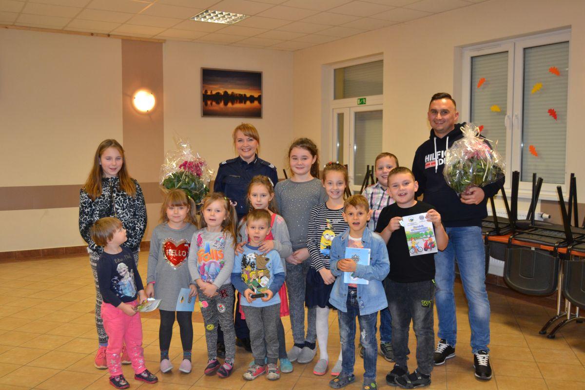 Dzieci poznawały na czym polega służba w mundurze