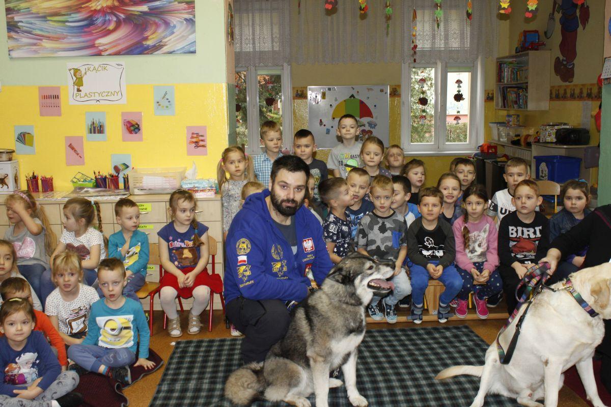 Policjanci, weterynarze i wolontariusze edukują, że zwierzęta trzeba kochać i się nimi opiekować, a 