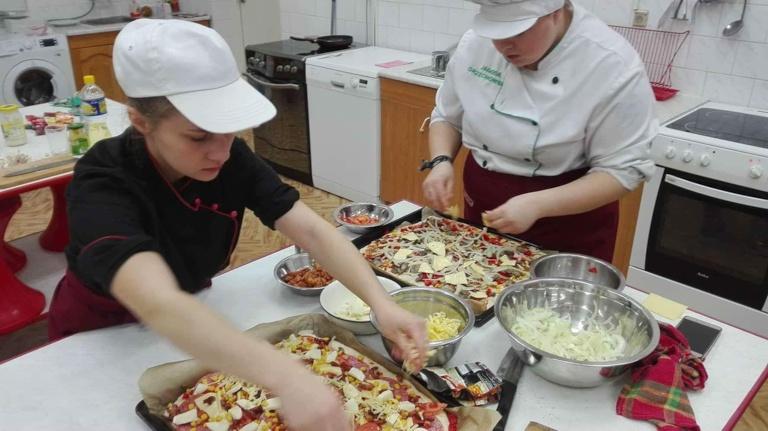Taka pizza tylko w Koscielcu, wyk.klII TZUG