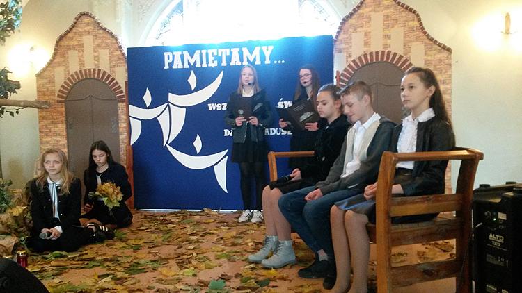 Pamięć o zmarłych w Szkole Podstawowej nr 1