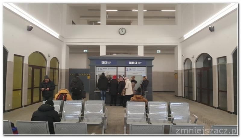 Biletomat na dworcu PKP rozwiązaniem na długie kolejki do kasy?