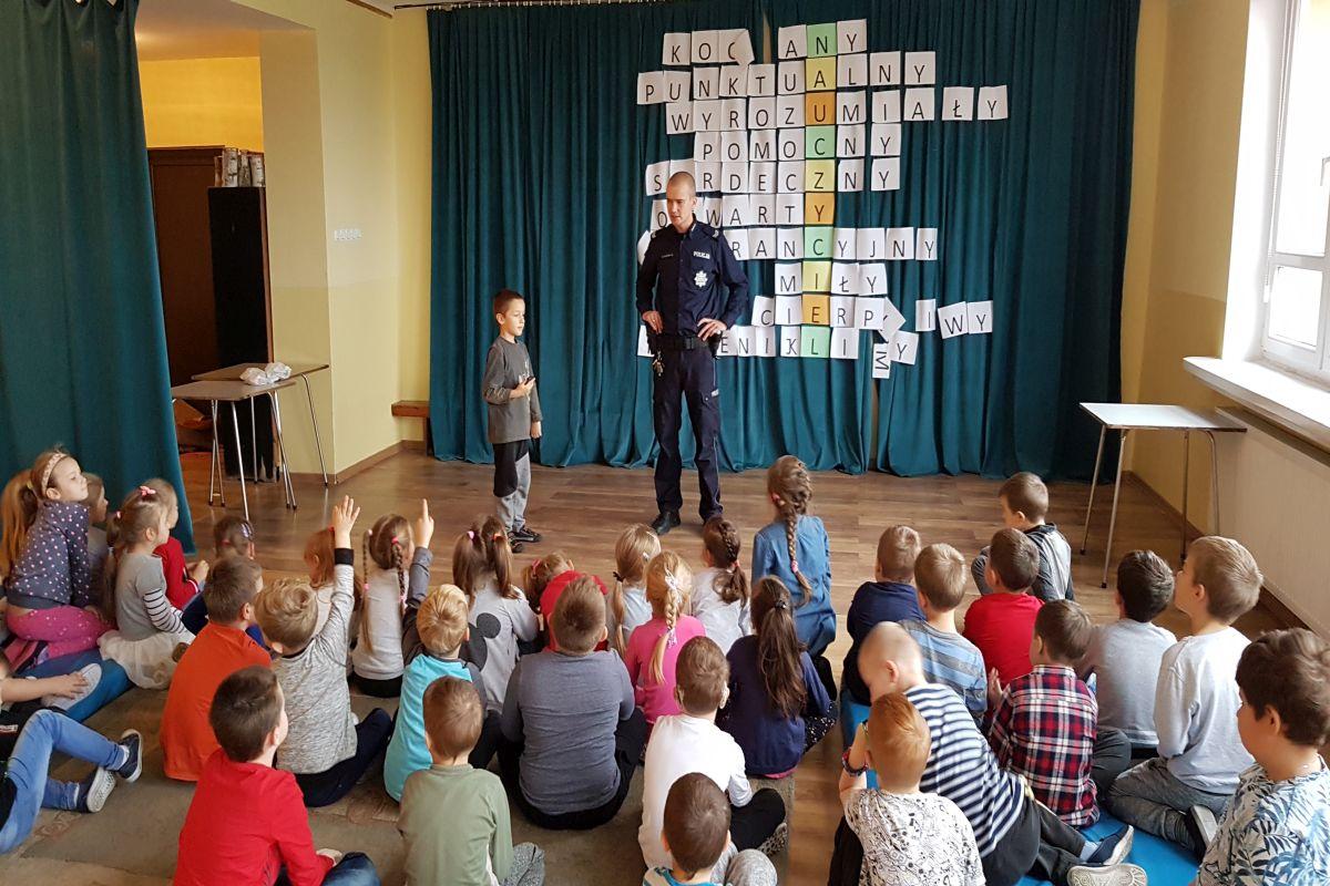 Dzielnicowi z Kruszwicy „rozkręcają bezpieczeństwo” wśród dzieci