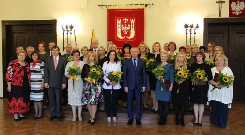 Kwiaty i nagrody dla nauczycieli