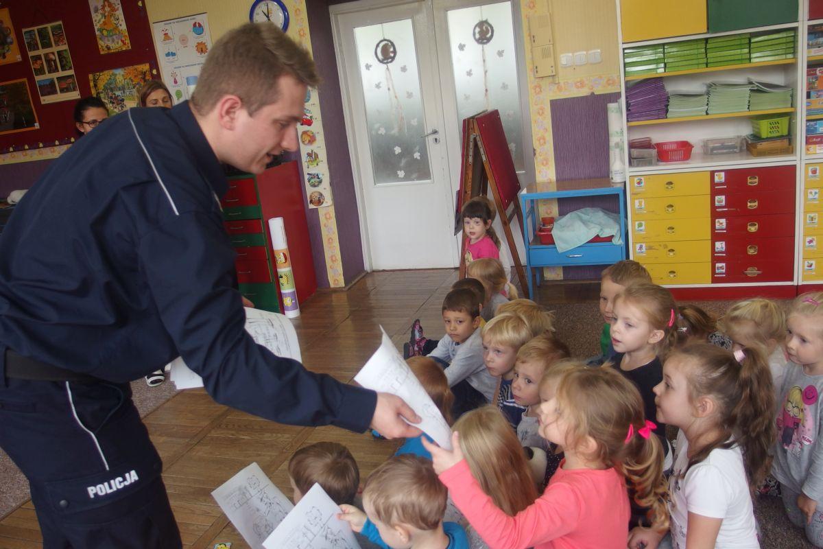 Przedszkolaki ćwiczą, jak być bezpiecznymi