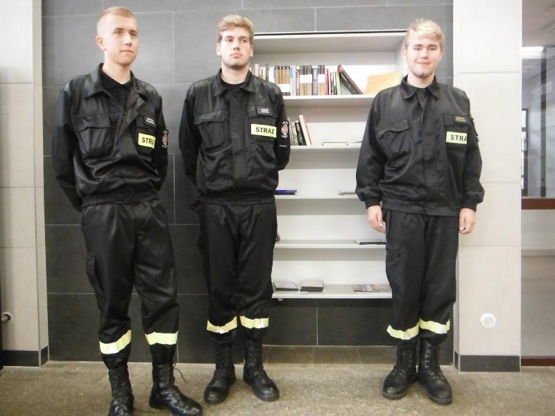 Młodzi strażacy „uwolnili” książki 