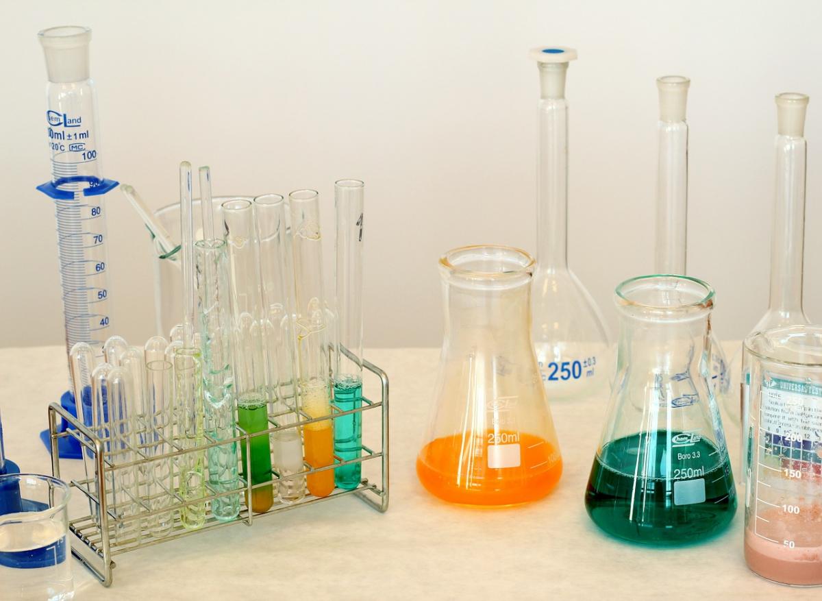 Dystrybutor surowców chemicznych – osiągnięcia firmy Overlack